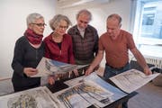 Die Geschwister Trüb sichten die Kunstwerke für die Ausstellung zu Ehren ihres Vaters Fridolin Trüb. (Bild: Lisa Jenny)