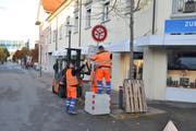 Werkhofmitarbeiter entfernen am Mittwochmorgen die Signalisation. (Bild: Urs Brüschweiler)