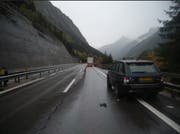 Der LKW-Fahrer übersah das sich auf dem Pannenstreifen befindende Fahrzeug. (Bild: Kantonspolizei Uri, 15. Oktober 2019)