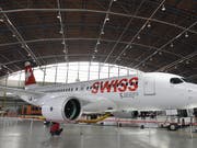 Die ersten C-Series-Maschinen haben den Hangar bereits wieder verlassen und können abheben. (Bild: KEYSTONE/WALTER BIERI)