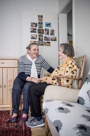Brigitte Erni (links) betreut die 92-jährige Lisbeth Graber-Lötscher alle zwei Wochen während eines ganzen Tages. In dieser Zeit werden die Angehörigen von Lisbeth Graber entlastet. (Bild: Pius Amrein, Luzern 11. Oktober 2019)