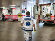 Rettungswagen und Helikopter rückten aus, um zwei Fussgänger ins Spital zu bringen, die auf einem Trottoir angefahren worden waren. (Bild: KEYSTONE/CHRISTIAN BEUTLER)