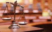 Die Dolmetschenden müssen sich vor Gericht neutral verhalten und dürfen nicht Partei ergreifen. (Bild: Depositphotos)