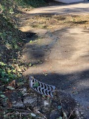 Risse und Erhebungen im Strassenbelag der Stockenstrasse zeugen von der Kraft der Hangbewegung.