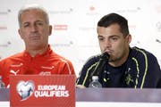 Granit Xhaka (rechts) sagt über Vladimir Petkovic: «Ich habe noch nie mit einem Trainer ein derart gutes Verhältnis gehabt.» (Bild: Salvatore Di Nolfi / Keystone)