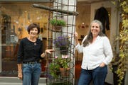 Irene Buchmann und Yvonne Dall’O vor dem Schmuckatelier «Oh la la» in Herisau. (Bild: Claudio Weder)
