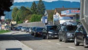 Ein solches Bild ist in Diepoldsau mehr Alltag als Ausnahme: Die Autos stauen sich vor dem Grenzübergang, häufig weit bis ins Dorf zurück.Bild: Kurt Latzer