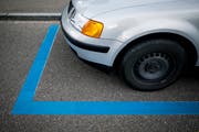 Ein Parkplatz der Erweiterten Blauen Zone in St.Gallen. (Bild: Benjamin Manser - 1. Juni 2016)