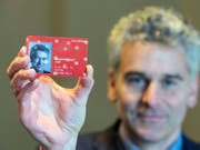 Seit 2015 wird das Generalabonnement (GA) auf dem SwissPass ausgegeben, hier jener von Ueli Stückelberger, Direktor des Verbandes öffentlicher Verkehr. Seit dieser Woche sind erstmals eine halbe Million GA's im Umlauf. (Bild: KEYSTONE/THOMAS HODEL)