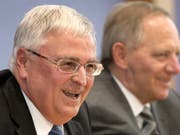 Der frühere Chef des deutschen Fussballverbands, Theo Zwanziger, muss sich demnächst in Deutschland wegen dubioser Zahlungen rund um die WM 2006 verantworten. (Bild: KEYSTONE/AP/MICHAEL SOHN)