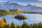 Im Bleder See liegt die einzige Insel Sloweniens. Wer in deren Kapelle die Glocke läutet, dem soll ein Wunsch in Erfüllung gehen. Bild: Shutterstock