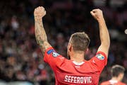 Haris Seferovic jubelt in Genf nach seinem 1:0. (Bild: Urs Lindt/Freshfocus)