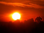Sonnenaufgang über Frankfurt in Deutschland. (Bild: KEYSTONE/AP/MICHAEL PROBST)