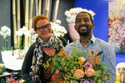 Seare Mihreteab ist eine grosse Hilfe und entlastet Monica Koeppel im Blumengeschäft Kumari Fleurs. (Bild: Sina Walser)