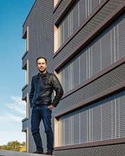 Der Filmemacher und Kunstschaffende Remo Hegglin hat sich viele Gedanken darüber gemacht, wie Tradition und Moderne verbunden werden können.Bild: Patrick Hürlimann (Unterägeri, 17. Oktober 2019)