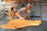 Mike Bruhin poliert einen Tisch in seinem Ausstellungsraum. (Bild: Christine Luley)