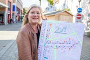 Susanne Aregger mit dem Plan des Jahrmarktes 2019. (Bild: PD)