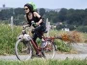 Das Velosolex - ein Klassiker unter den Mofas. Seit 1980 hat aber nicht nur dieses Kleinstfahrzeug einen starken Rückgang erlebt. Dank E-Bikes, von denen die schnellen zu den Mofas zählen, sind Töfflis jetzt aber wieder ein bisschen im Vormarsch. (Bild: Keystone/PETER SCHNEIDER)