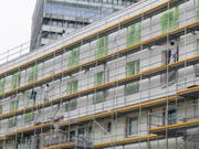 Pro Jahr wird nur rund eines von 100 Häusern in der Schweiz saniert. Um den Energieverbrauch im Gebäudesektor zu senken wie in der Energiestrategie 2050 vorgesehen, müsste sich diese Rate mehr als verdoppelt. (Bild: Keystone/DPA/BORIS ROESSLER)