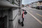 Ein E-Trottinett, verlassen und allein in St. Gallen. (Bild: Benjamin Manser)