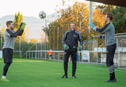 Chams Goalietrainer Marco Trangoni (Mitte) sagt, dass Samuel Blättler (links) und Marco Peterhans in dieser Saison noch Zeit brauchen. (Bild: Jan Pegoraro, Cham, 16. Oktober 2019)