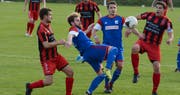 Im letzten Spiel gegen Bassersdorf verlor Bazenheid nicht nur das Spiel, sondern auch Captain Dejan Baumann (rechts), der sich eine Verletzung zuzog. (Bild: Beat Lanzendorfer)