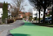 Die Waldetenstrasse in Rotkreuz soll nur noch von Anwohner, Besuchern und Friedhofsbesuchern befahren werden dürfen. (Bild: Stefan Kaiser, Rotkreuz, 20. März 2017)