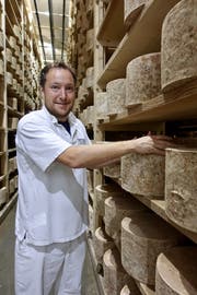 Tom Calver in seinem Keller mit Cheddarkäse. (Bild: I. Schindler)