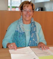 Als Stimmenzählerin weiss Doris Schobinger genau, worauf beim Ausfüllen der Abstimmungs- und Wahlunterlagen zu achten ist.Bild: Gianni Amstutz