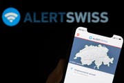 Via Alertswiss-App wird die Bevölkerung über akute oder absehbare Gefahren informiert und alarmiert. (Bild: Anthony Anex/Keystone, 18. Oktober 2019)