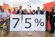 Das Komitee «Bundesbeschluss Velo Ja» mit SP-Nationalrat Matthias Aebischer (mit Krawatte) feiert am 23. September 2018 den klaren Abstimmungssieg. (Bild: Peter Klaunzer, Keystone)