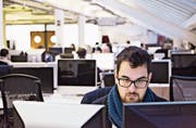Statt Mitbestimmung und Kreativität bringt die Digitalisierung vielen Arbeitnehmern mehr Leistungsdruck. Bild: Getty