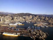 Blick auf den Hafen von Genua, wo die Berner Stadtregierung vom Zug auf das Schiff umsteigen wird. (Bild: KEYSTONE/EPA ANSA/LUCA ZENNARO)