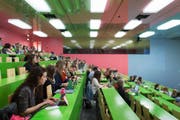 Besonders beliebt bei Studentinnen und Studenten aus dem Kanton Zug: die Universität Zürich. (Bild: Gaetan Bally/Keystone)
