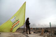 Ein Kämpfer der Syrischen Demokratischen Kräften nach dem Sieg über die letzte IS-Bastion in Baghuz. (Bild: EPA)