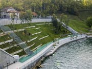 Der Bärenpark bei seiner Eröffnung 2009 in Bern. Er soll nun - wie ursprünglich geplant - weiter nach hinten reichen. (Bild: KEYSTONE/PETER SCHNEIDER)