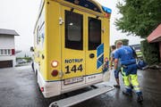 Erste Hilfe vor Ort: Rettungssanitäter rücken immer öfter aus – teils werden sie im Einsatz zur Zielscheibe von Angriffen. (Symbolbild: Archiv/Ralph Ribi)