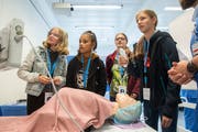 Auch das Luzerner Kantonsspital in Sursee hat am Dynamo Sempachersee mitgemacht. Hier wird Schülerinnen der Beruf Fachperson Operationstechnik vorgestellt. (Bild: Dominik Wunderli, 6. September 2019)