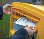 Die meisten Wähler stimmen per Post ab. (Bild: Gaëtan Bally/Keystone)