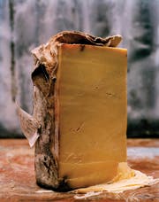 Traditioneller Cheddarkäse sieht so aus: in Stoff gewickelt und unpasteurisiert wie der Montgomery. (Bild: Jason Lowe)