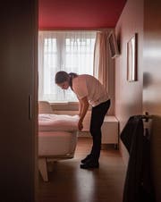 Eine Mitarbeiterin richtet ein Zimmer im Hotel Dom her. (Bild: Benjamin Manser)