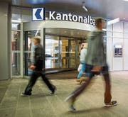 Eingang zum LUKB-Hauptsitz in Luzern.Bild: Sigi Tischler/Keystone