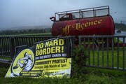 Ein Schild auf der nordirischen Seite der Grenze. Die Grenzfrage ist zur Gretchenfrage für den Austritt der Engländer aus der EU geworden. (Bild: Dan Kitwood/Getty )