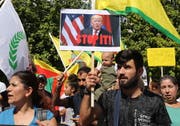Kurden in Zypern demonstrieren gegen den Krieg in Nordsyrien. (Bild: EPA)