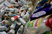 Plastiksammlung bei einem Grossverteiler. (Bild: Pius Amrein)