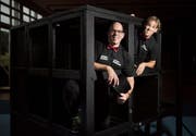 Stefan und Priska Roth bei den Vorbereitungen für die Zirkusshow. Bild: Benjamin Manser