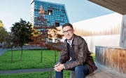 Der Jurist und Krimiautor Lorenz Müller lässt seine Figuren zwischen Zug und der Leventina agieren. (Bild: Jan Pegoraro, 16. Oktober 2019)