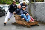 Gerade noch die Kurve gekriegt: Auf Madeira sausen Touristen in Korbschlitten die Strassen hinunter. Bilder: Stephan Brünjes