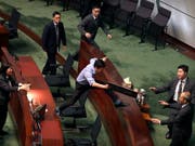 Chaotische Szenen im Hongkonger Stadtparlament: Prodemokratische Abgeordnete stören einen Auftritt von Regierungschefin Carrie Lam. (Bild: KEYSTONE/AP/MARK SCHIEFELBEIN)