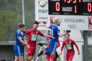 Der Einsatz des angeschlagenen Sarner Mittelfeldspielers Randy Würsch (rechts), hier im Kopfballduell gegen den Hergiswiler Silvan Sager, ist fraglich. Bild: Pius Amrein (Hergiswil, 11. Mai 2019)